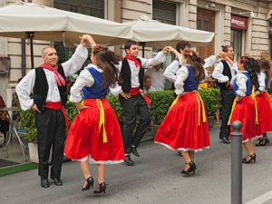 43535158-フォーク-ダンス-・-アンサンブル「グルッポ-・-folkloristico-・-canterini-・-ロマニョーリ」2015-年-8-月-2-日-russi、ラヴェンナ、イタリアでは、国際民俗